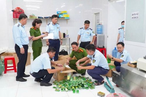 Thu giữ hàng chục nghìn chai dầu gió giả ở Tây Ninh