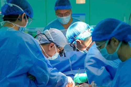 Gần 100 nhân viên y tế hỗ trợ ca ghép tim cho bệnh nhi 15 tuổi