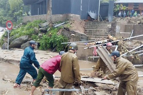 Công an xã Khuôn Lùng giúp đỡ nhân dân khắc phục hậu quả mưa lũ