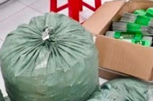 Bắt 2 đối tượng điều hành sản xuất hàng chục ngàn chai dầu gió giả