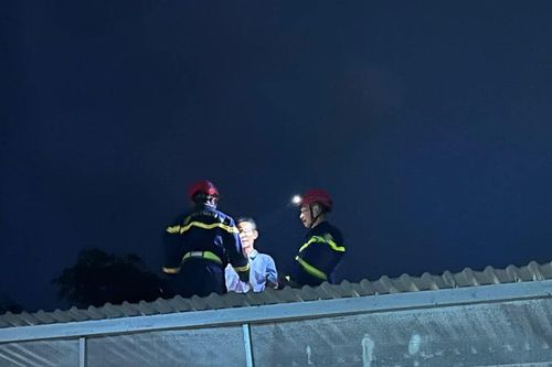 Giải cứu thành công bệnh nhân tâm thần leo lên nóc nhà bệnh viện