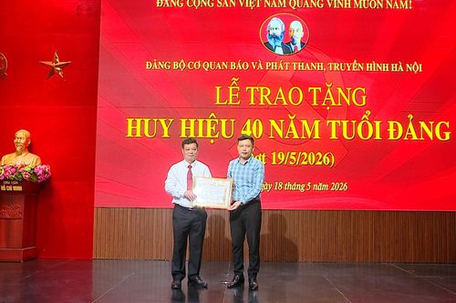 Đảng ủy Cơ quan Báo và PTTH Hà Nội trao Huy hiệu Đảng dịp 19/5