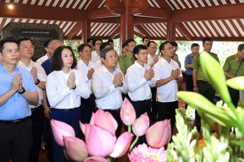Lãnh đạo TP Hà Nội dâng hương tưởng nhớ Chủ tịch Hồ Chí Minh