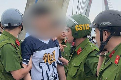 Kịp thời cứu nam thanh niên có ý định tự tử trên cầu