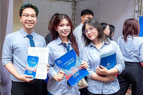 Khi mùa thi gặp 'bão' thông tin: Làm sao để không bị cuốn vào nỗi sợ?