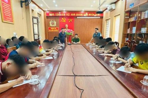 Hơn 20 thiếu niên cùng hung khí bị đưa về trụ sở công an: Lời khai hé lộ sự thật đáng sợ về nhóm chat '8h Chabutin' trên Tiktok