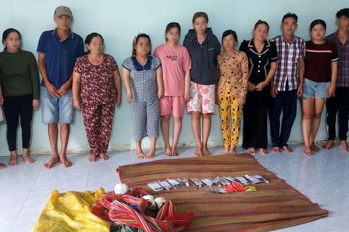 Bắt quả tang 13 'con bạc' tụ tập sát phạt bằng bài binh 6 lá ăn tiền giữa đêm