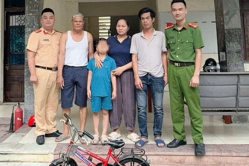 Bé trai 8 tuổi đạp xe đi lạc hơn 6km, cô giáo chủ nhiệm phát hiện nhờ đọc được thông tin đặc biệt