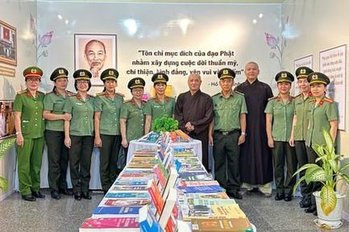 Công an phường Thủ Dầu Một sinh hoạt chính trị, tham quan 'Không gian văn hóa Hồ Chí Minh'