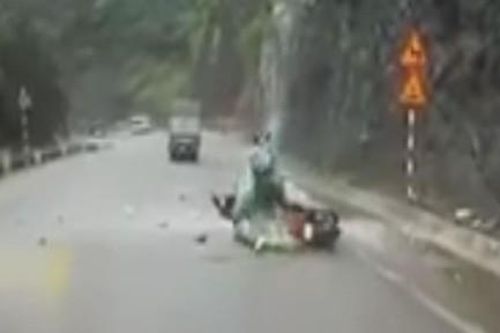 Clip đá từ trên núi bất ngờ rơi trúng xe máy đang lưu thông trên Quốc lộ 6