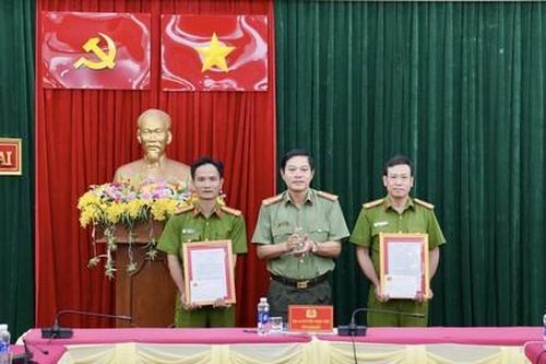 Thưởng nóng lực lượng khám phá nhanh các vụ cướp giật manh động và trộm cắp tài sản lớn
