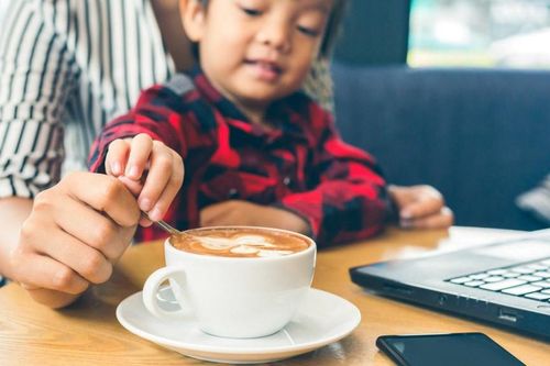 Vì sao trẻ em dưới 12 tuổi nên tuyệt đối tránh xa cà phê?