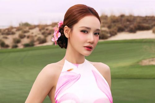 Nhã Phương khoe nhan sắc ngọt ngào, vóc dáng mảnh mai sau sinh