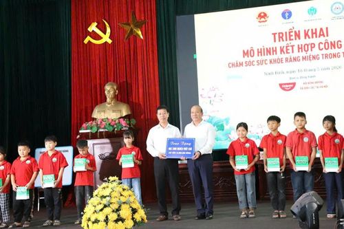 Khám, chăm sóc răng miệng cho học sinh Ninh Bình