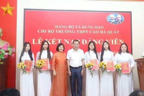 Xã Hưng Đạo: 11 học sinh Trường THPT Cao Bá Quát vinh dự được kết nạp Đảng