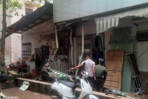 Cầu Giấy: Xử phạt 35 triệu đồng cơ sở kinh doanh lấn chiếm ngõ 79 Cốm Vòng