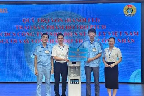Quỹ Trợ vốn trao quà cho công nhân có hoàn cảnh khó khăn tại xã Gia Lâm