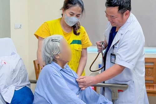 Cụ bà 91 tuổi suy tim nặng được thay van tim qua da, chỉ vài giờ sau đã có thể ăn uống