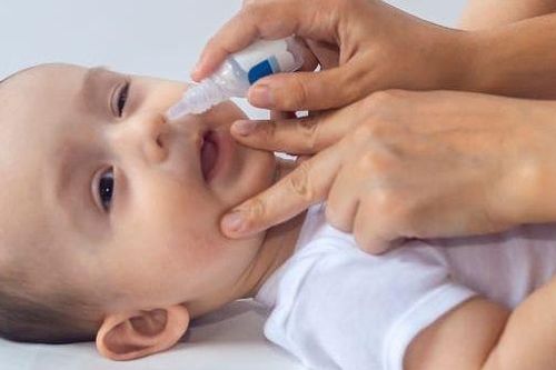 Chuyên gia cảnh báo: Nguy cơ nhiễm khuẩn, trầy xước mắt của thói quen sang chiết nước muối sinh lý tại nhà