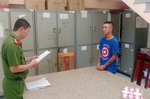 Khởi tố Nguyễn Minh Pháp SN 2002 dùng gạch ống đánh hỏng mắt bạn