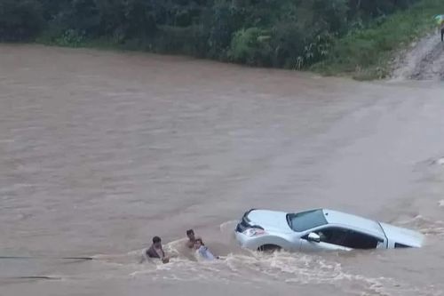 Cảnh báo nguy hiểm khi cố vượt qua ngầm, tràn khi trời mưa lũ