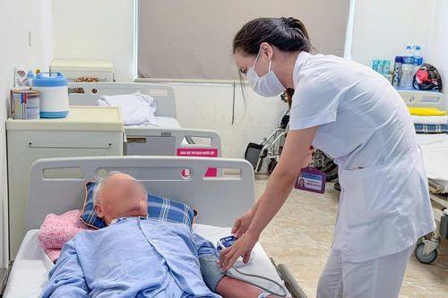 Thay van động mạch chủ qua da cho bệnh nhân cao tuổi