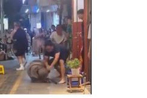 Hà Nội: Tạm giữ một số đối tượng ẩu đả khiến cô gái bị đánh gục trên phố Huế