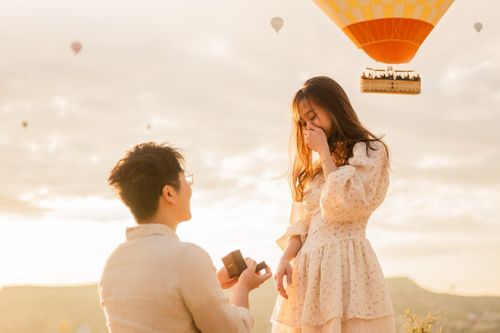 Chàng trai Na Uy cầu hôn cô gái Việt giữa hàng trăm khinh khí cầu