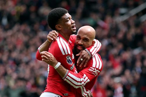Trọng tài Premier League thừa nhận MU hưởng lợi từ sai lầm VAR
