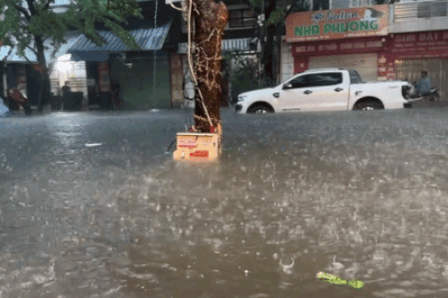 Cẩm Phả chìm trong biển nước, ôtô ngập gần tới nóc