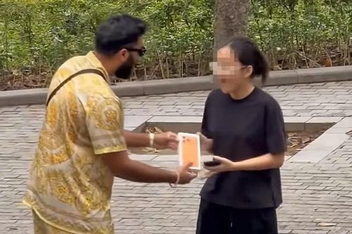 TikToker triệu fan bị tố dàn dựng clip tặng iPhone 17 cho cô gái Việt