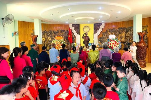 Nhiều thế hệ người dân Gia Lai tìm đến bảo tàng, thành kính nhớ Bác