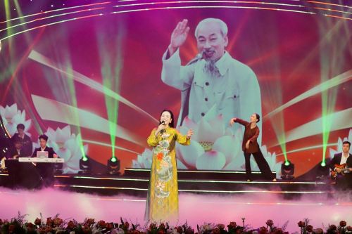 'Sáng mãi tên Người' – Đêm nghệ thuật thắp sáng lòng yêu kính Bác Hồ