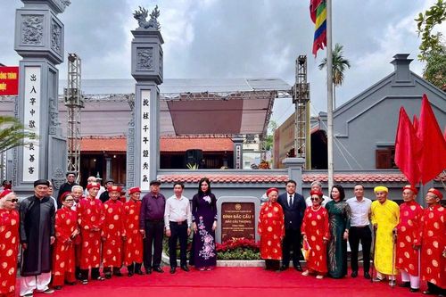 Gắn biển khánh thành công trình tu bổ đình Bắc Cầu 1