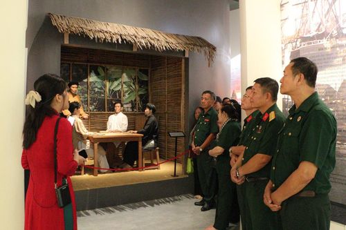 Đông đảo người dân tới tham quan Khu di tích cụ Phó bảng Nguyễn Sinh Sắc