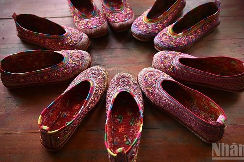 [Ảnh] Giữ nghề làm giày thêu 'liển hài' ở bản vùng cao Điện Biên