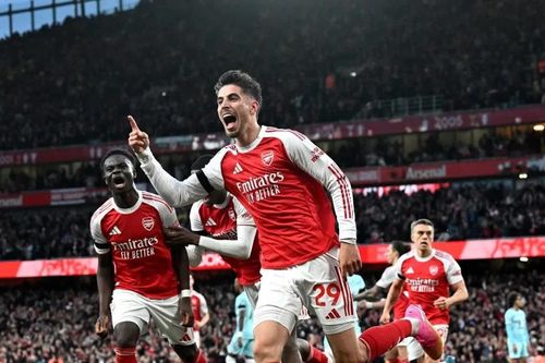 Arsenal tiến sát chức vô địch Ngoại hạng Anh