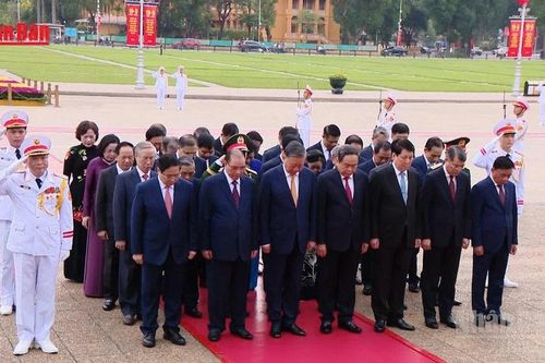 [Video] Lãnh đạo Đảng, Nhà nước vào Lăng viếng Chủ tịch Hồ Chí Minh
