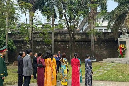 Dâng hoa kỷ niệm 136 năm Ngày sinh Chủ tịch Hồ Chí Minh tại Philippines