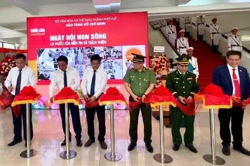 Triển lãm 'Ngày hội non sông - Lá phiếu của niềm tin và trách nhiệm'