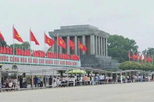 Tháng 5: Biết ơn, tự hào và nhớ thương vô hạn
