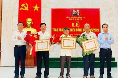 Quảng Trị có 1.574 đảng viên được tặng và truy tặng Huy hiệu Đảng