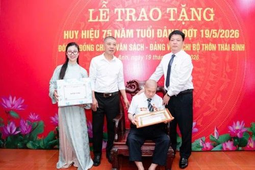 Vinh danh Đảng viên lão thành 75 năm tuổi Đảng