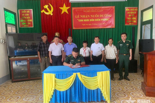 Đồn Biên phòng Na Ngoi nhận đỡ đầu học sinh có hoàn cảnh khó khăn