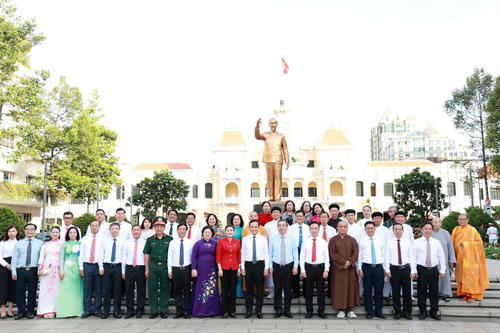 Son sắt nhớ Người