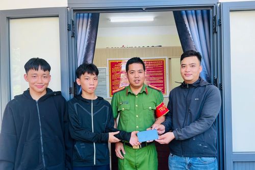 Hai nam sinh làm việc tốt