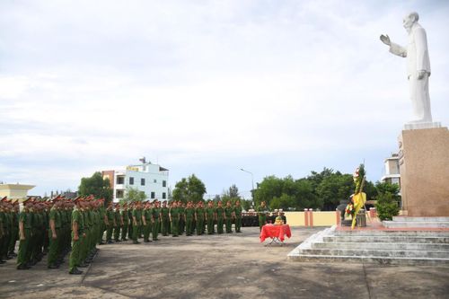 Trung tâm Huấn luyện số 3 tổ chức lễ báo công dâng Bác, lan tỏa khí thế thi đua học tập và rèn luyện