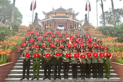 Công an TP Đà Nẵng sinh hoạt chính trị 'Nhớ về Bác - Lòng ta trong sáng hơn' tại Khu di tích An ninh Khu V