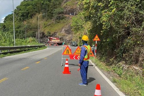 Cấm lưu thông theo khung giờ để xử lý sạt lở trên đèo Bảo Lộc