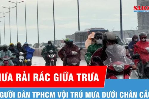 TPHCM: Mưa dông bất chợt, người dân trú vội dưới chân cầu